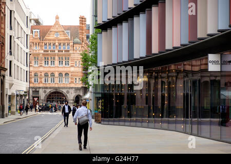 Moderne Architektur auf der Straße bekannt als Old Bailey und ältere Architektur auf Ludgate Hill, City of London Stockfoto