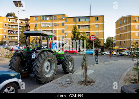 Ein Bauernhof-Traktor sitzt geparkt in einer Wohnstraße in Addis Ababa, Äthiopien Stockfoto