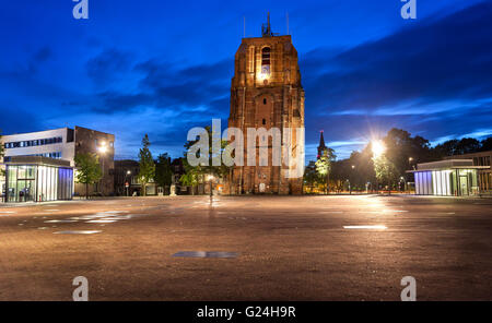 Oldehove ist eine unfertige Kirchturm im mittelalterlichen Zentrum der niederländischen Stadt Leeuwarden, Niederlande. Stockfoto