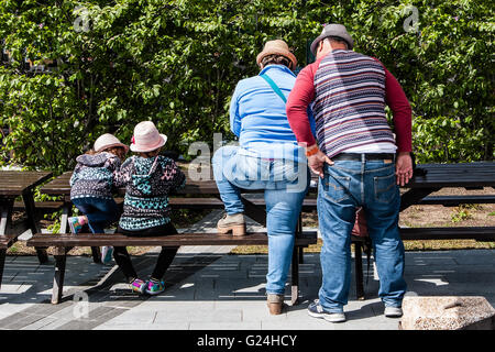 Touristen, die ihre Gudebook Beratung Stockfoto