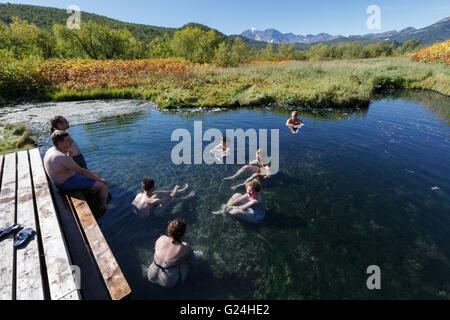 Heiße Quellen in Kamtschatka - Touristen nehmen eine therapeutische Bäder im Pool mit natürlichen thermal-Mineralwasser. Stockfoto