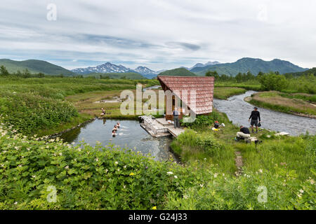 Kamtschatka: Thermalquellen im Naturpark Nalychevo Touristen schwimmen in die Thermalbäder. Russischen Fernen Osten. Stockfoto