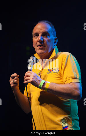 Gegründete Lib-Dem MP, Simon Hughes, Gespräche bei einem Fundraising Event in Süd-Ost-London zur Unterstützung der Ecuador Erdbeben. Stockfoto