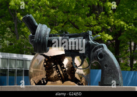 Verknoteten Pistole Non Violence Skulptur bei den Vereinten Nationen. Es wurde von Carl Fredrik von Schweden entworfen. Stockfoto