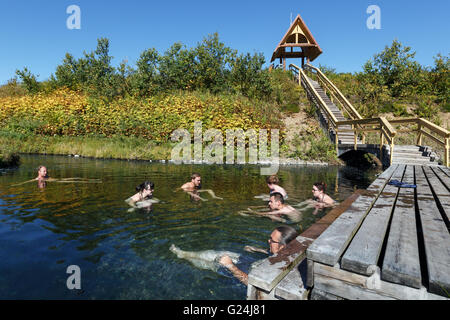 Heiße Quellen in Kamtschatka - Touristen nehmen eine therapeutische Bäder im Pool mit natürlichen thermal-Mineralwasser. Stockfoto