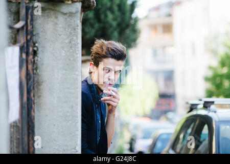Porträt eines jungen Mannes, Rauchen Stockfoto