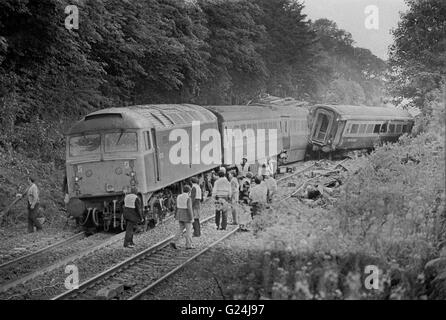 Polmont Schiene Abbruch 1984. Polizei und Sanitäter mit einigen der Leichen. Stockfoto