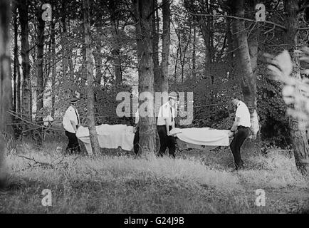 Polmont Schiene Abbruch 1984. Polizei und Sanitäter mit einigen der Leichen. Stockfoto