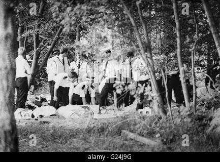 Polmont Schiene Abbruch 1984. Polizei und Sanitäter mit einigen der Leichen. Stockfoto