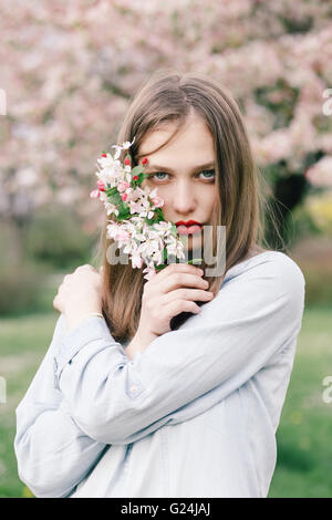 Porträt einer jungen Frau mit Frühlingsblumen Stockfoto