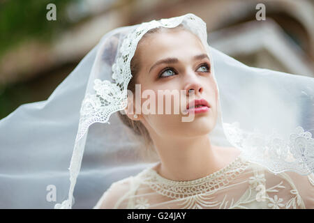Porträt einer schönen Braut Schleier tragen Stockfoto