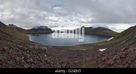 Malerische Natur Kamtschatkas: Sommer Panoramablick über wunderschöne Kratersee Khangar Vulkan bei bewölktem Wetter. Russland Stockfoto