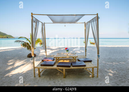 Romantische Luxus-Abendessen-Einstellung am tropischen Strand in Phuket, Thailand Stockfoto