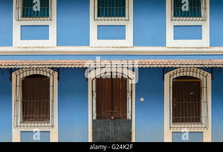 Fassade des ein traditionelles portugiesisches Haus in Fontainhas, (Panjim) Panaji, Goa Stockfoto