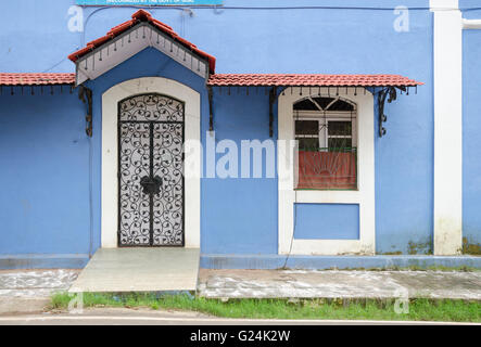 Fassade des typischen traditionellen blau portugiesisches Haus mit roter Farbe gefliest Dach in Fontainhas, Panaji (Panjim), Goa Stockfoto