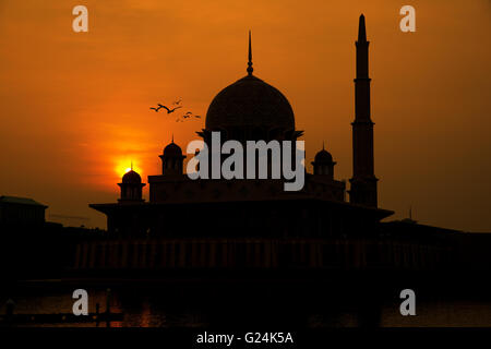 Silhouette von Putrajaya rote Moschee bei Sonnenaufgang in Malaysia Stockfoto