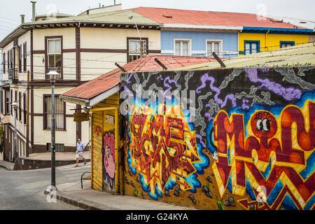 Bunte Street Art und Graffiti an den Gebäuden von Valparaiso, Chile, Südamerika. Stockfoto