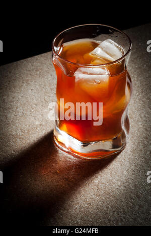 Gläser aus Whisky auf einem Holztisch Stockfoto