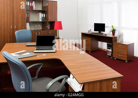 Neuen Laptop auf dem Schreibtisch im modernen Büro Stockfoto