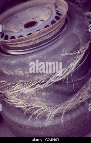 Schuss von einem Haufen von ausgeblasen Reifen hautnah. Stockfoto