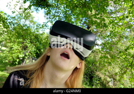 Virtual-Reality-Kopfhörer von jungen Frauen getragen Stockfoto