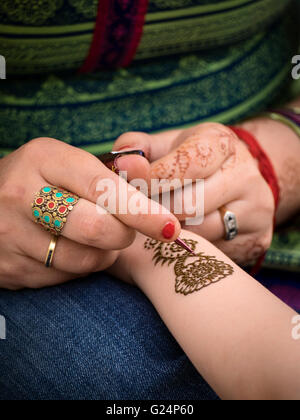 Frau tut indische Henna-Tattoo in Barcelona Stockfoto