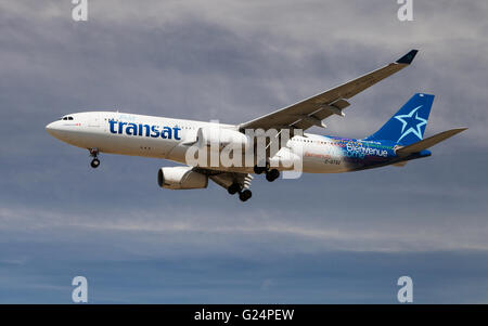 Ein Air Transat Airbus A330 nähert sich zum Flughafen El Prat in Barcelona, Spanien. Stockfoto