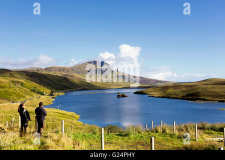 Ein paar, die schöne Landschaft der Old Man of Storr in Trotternish Halbinsel Isle Of Skye, innere Hebriden, Schottland, Vereinigtes Königreich Stockfoto