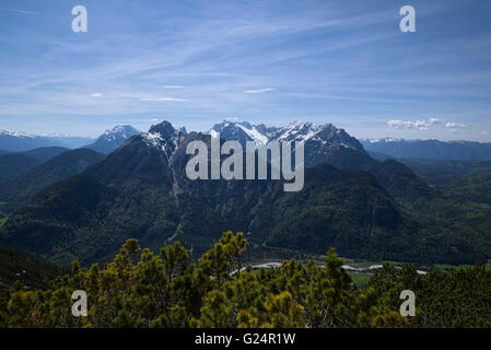 schneebedeckte Berge und grünen Tal im Frühjahr, Karwendel, Bayern, Deutschland Stockfoto