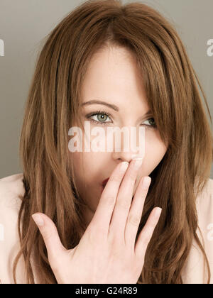 Porträt einer Frau mit der Hand über ihr Mund suchen schockiert und überrascht Nachrichten oder ein Ereignis Stockfoto