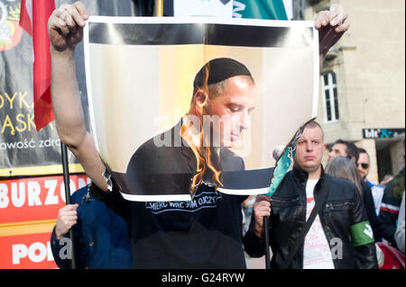 Wroclaw, Polen. 1. Mai 2016. Roman Zielinski brennt Bild von Rafal Dutkiewicz während ONR Protest in Breslau. Stockfoto