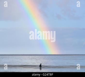 Surfer in Hanalei Bay sieht Regenbogen Stockfoto