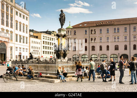 AUGSBURG, Deutschland - 30.April: Junge Leute sitzen an der Rathausplatz Stadt Platz Augsburg, Deutschland am 30. April 2016. Stockfoto