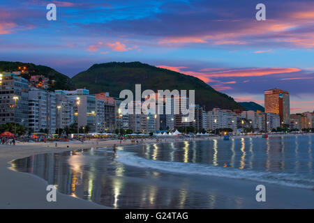 Copacabana-Strand in der Nacht Stockfoto