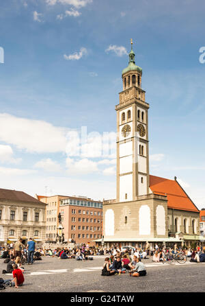 AUGSBURG, Deutschland - 30.April: Junge Leute sitzen an der Rathausplatz Stadt Platz Augsburg, Deutschland am 30. April 2016. Stockfoto