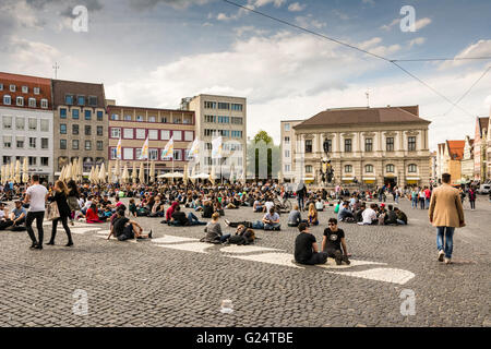 AUGSBURG, Deutschland - 30.April: Junge Leute sitzen an der Rathausplatz Stadt Platz Augsburg, Deutschland am 30. April 2016. Stockfoto