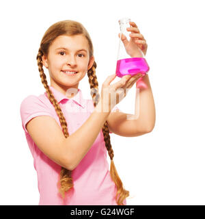 Junge Wissenschaftler, die Chemikalien in die Flasche gießen Stockfoto