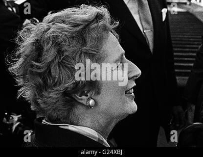 AJAXNETPHOTO. 11. FEBRUAR 1977. PORTSMOUTH, ENGLAND. FÜHRER DER OPPOSITION MP MARGARET THATCHERS AUF EINE TOUR DURCH DIE PLATTE SHOP BEI BASE NAVAL DOCKYARD. FOTO: JONATHAN EASTLAND/AJAX REF: 2771102001 1 Stockfoto