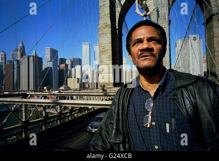 AJAXNETPHOTO - 7. OKTOBER 2000. NEW YORK, NY, USA. - AMERIKANISCHER AUTOR - DER SCHRIFTSTELLER UND AUTOR DES BUCHES GRAND CENTRAL WINTER LEE STRINGER AUF DER BROOKLYN BRIDGE. Foto:JONATHAN EASTLAND/AJAX Ref:000710 1 Stockfoto