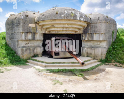 Deutsche Abwehr Batterie gegen alliierte Truppen Carles, Bunker Ruinen mit rostigen Gewehr bei Longues Sur Mer, Normandie, Frankreich. Stockfoto