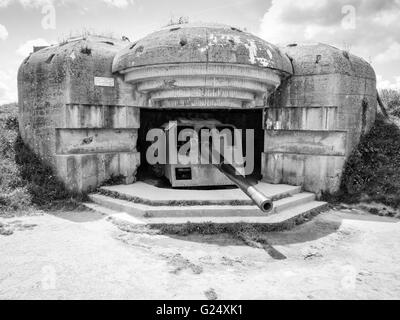 Deutsche Abwehr Batterie gegen alliierte Truppen Carles, Bunker Ruinen mit rostigen Gewehr bei Longues Sur Mer, Normandie, Frankreich. Stockfoto