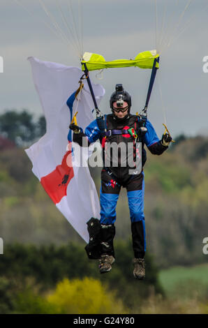 Mitglied der Royal British Legion Jump4Heroes Fallschirm landen auf der Abingdon Airshow 2016 herab Stockfoto