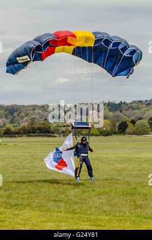 Mitglied der Royal British Legion Jump4Heroes Fallschirm landen auf der Abingdon Airshow 2016 herab Stockfoto