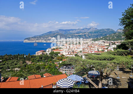 Ein Blick über die Stadt Sorrent in Richtung der Bucht von Neapel auf der Sorrentinischen Halbinsel Kampanien Italien Europa Stockfoto