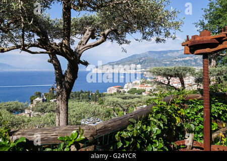Ein Blick über die Stadt Sorrent in Richtung der Bucht von Neapel auf der Sorrentinischen Halbinsel Kampanien Italien Europa Stockfoto