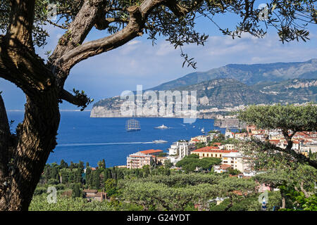 Ein Blick über die Stadt Sorrent in Richtung der Bucht von Neapel auf der Sorrentinischen Halbinsel Kampanien Italien Europa Stockfoto