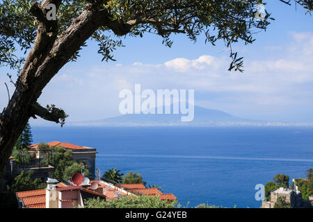 Ein Blick auf Vesuv in Richtung der Bucht von Neapel Sorrent auf der Sorrentinischen Halbinsel Kampanien Italien Europa