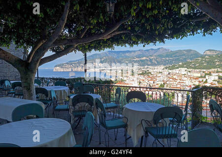 Ein Blick über die Stadt Sorrent in Richtung der Bucht von Neapel auf der Sorrentinischen Halbinsel Kampanien Italien Europa Stockfoto