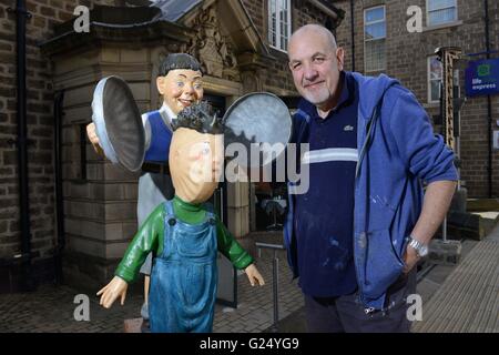 Barnsley basierte Bildhauer Graham Ibbeson mit einigen seiner Arbeit außerhalb des Cooper Gallery, Barnsley, South Yorkshire, Großbritannien. Stockfoto