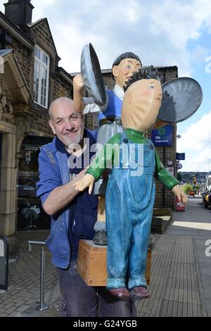 Barnsley basierte Bildhauer Graham Ibbeson mit einigen seiner Arbeit außerhalb des Cooper Gallery, Barnsley, South Yorkshire, Großbritannien. Stockfoto